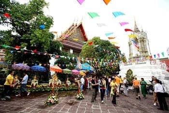 songkran party temple thai